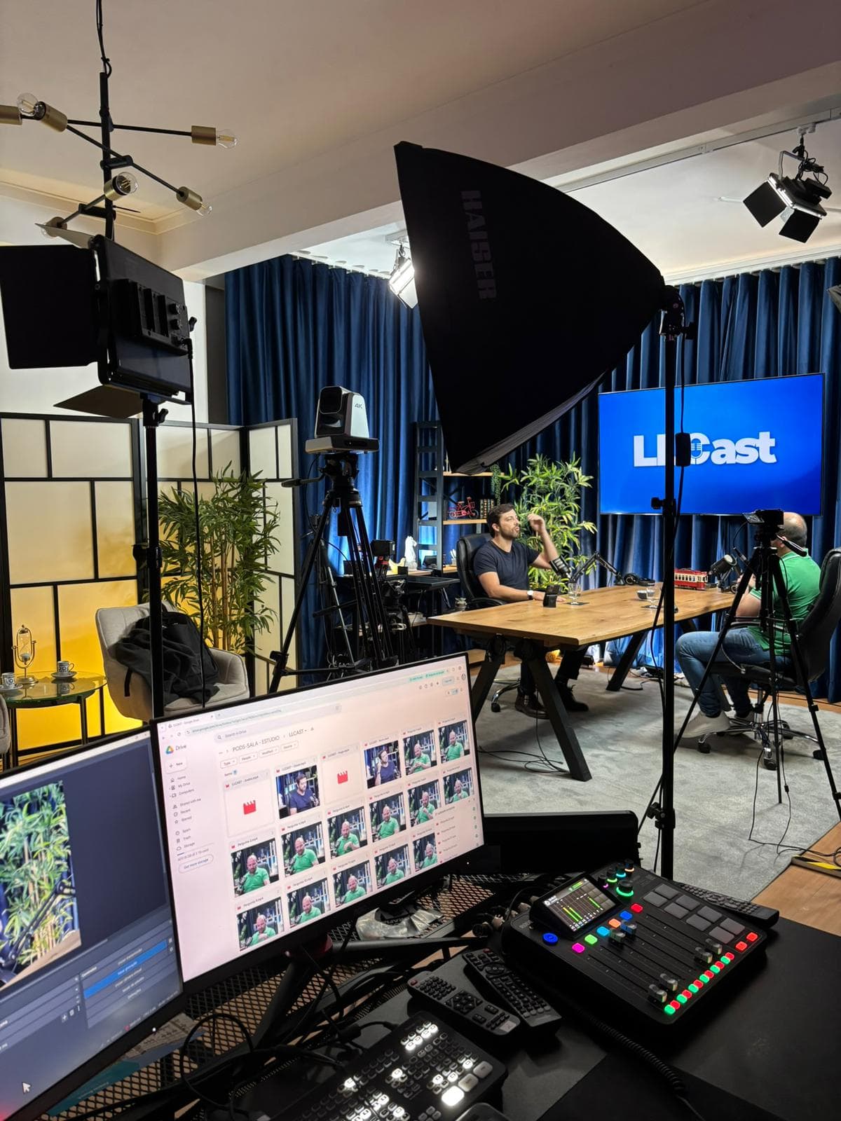 Vista panorâmica do estúdio de podcast em Cascais