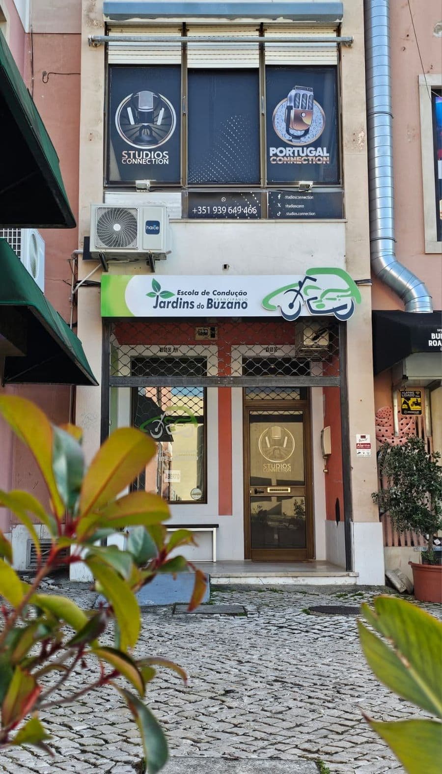 Fachada do Studio Connection Pro em São Domingos de Rana, Cascais