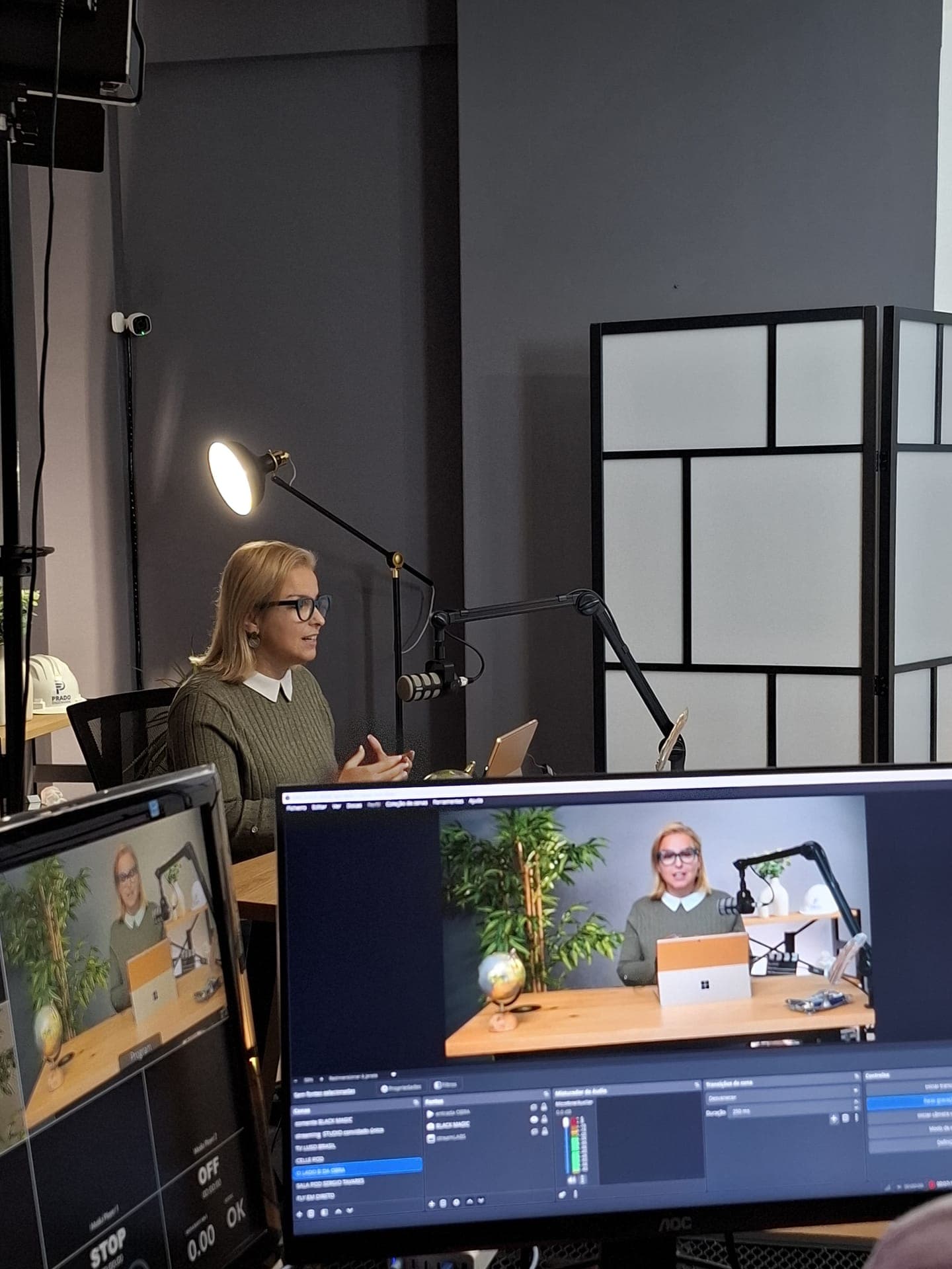 Interior do estúdio de podcast em Cascais