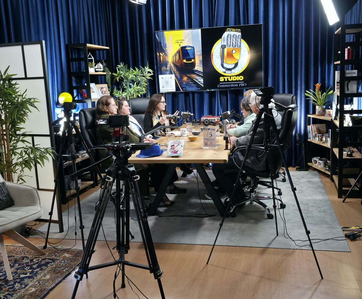 Interior do estúdio de podcast Studio Connection Pro em Cascais