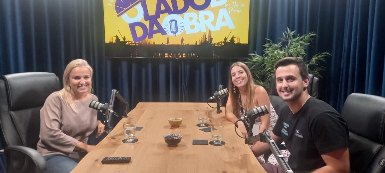 Vista panorâmica do estúdio de podcast em Cascais